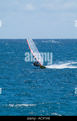 dh Playa de las Cucharas COSTA TEGUISE LANZAROTE Windsurfer fahren Windsurfbrett hart Windsurfen allein Mann segeln Stockfoto