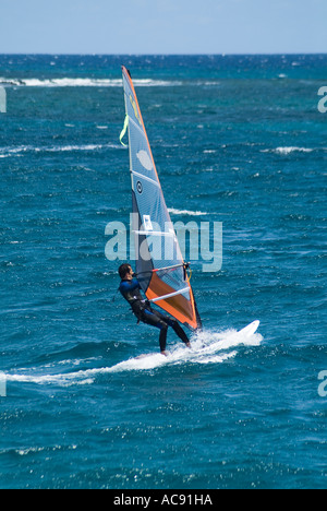 dh Playa de Las Cucharas COSTA TEGUISE LANZAROTE Windsurfer schlagen die Wellen beim Windsurfen auf windsurf board Stockfoto