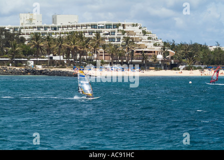 dh Playa de Las Cucharas COSTA TEGUISE LANZAROTE Windsurfer Surfen windsurf Brett vor Hotel Salinas Stockfoto