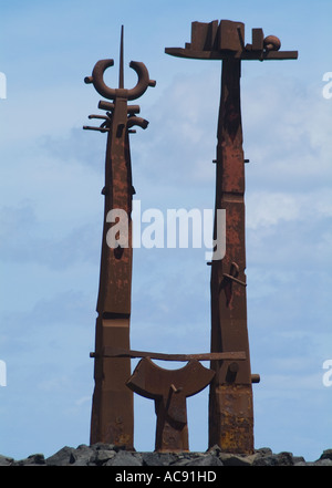 Dh Playa de las Cucharas COSTA TEGUISE LANZAROTE Metall Kunstwerke am Ende der Costa Teguise pier Moderne im Freien Skulptur Stockfoto