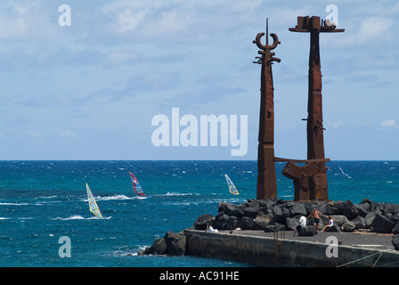 Dh Playa de las Cucharas COSTA TEGUISE LANZAROTE Modernes Metall Skulptur am Ende der Pier und windsuferers Windsurfen Racing Stockfoto