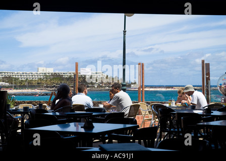 dh Playa de Las Cucharas COSTA TEGUISE LANZAROTE Menschen Erfrischung in Lanzarote beach Café Bistro Urlauber Stockfoto