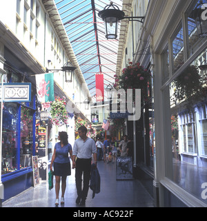 Menschen beim Einkaufen High Street Arcade Cardiff City Centre South Glamorgan Wales UK 15464SB Stockfoto