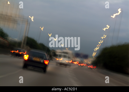 Autos auf der Straße / Autobahn bei Nacht - Bewegungsunschärfe Stockfoto