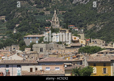 Nyons, Blick auf die Stadt mit Turm der Kapelle Notre-Dame-de-Bon Secours, Frankreich, Provence Stockfoto