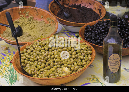 Olive (Olea Europaea), Produkte aus Oliven auf einem Markt in der Provence, Frankreich, Provence Stockfoto