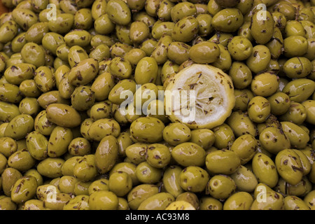 Olive (Olea Europaea), eingemachte Oliven auf einem Markt in der Provence, Frankreich, Provence Stockfoto