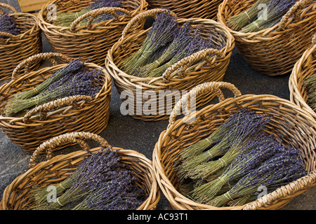 Lavendel (Lavandula Angustifolia, Lavandula Officinalis), Körbe mit Blumensträußen, Frankreich, Provence Stockfoto