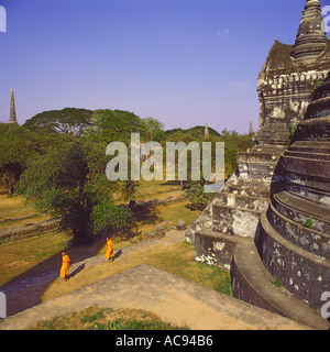 Mit Blick auf die Gärten an den beiden wichtigsten Pagode Türmen am Wat Srisanphet Tempel Komplex Ayutthaya in der Nähe von Bangkok Thailand Stockfoto