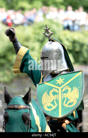 Grüne Ritter in Koenigstein Taunus Deutschland Ritterturnier 2007 montiert Stockfoto