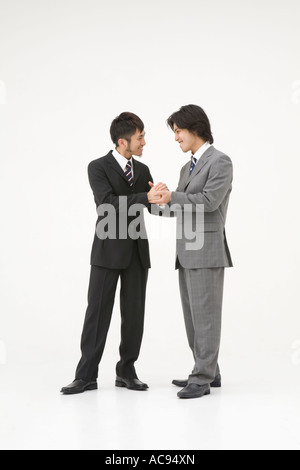 Zwei Geschäftsleute Händeschütteln Stockfoto