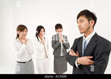 Drei Unternehmerinnen, Unternehmer betrachten Stockfoto