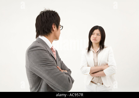 Zwei Geschäftsleute, die einander starrte Stockfoto