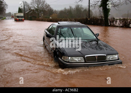 PKW und LKW auf überfluteten A40-Straße in der Nähe von Crickhowell gestrandet, nach dem Fluss Usk seinen Ufern Powys Wales UK platzen Stockfoto