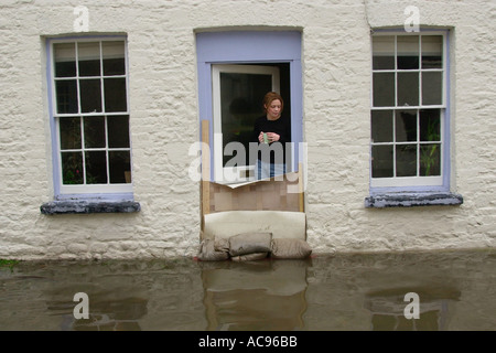 Ein Haus in Crickhowell gegen steigende Hochwasser verbarrikadieren, nachdem der Fluss Usk seinen Ufern Powys Wales UK GB platzen Stockfoto