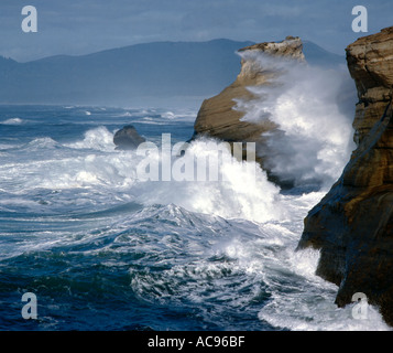 Cape Kiwanda, wo große Surf gegen Sandstein-Klippen an der Küste von Zentral-Oregon stürzt Stockfoto