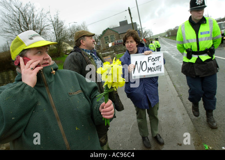 KEIN Fuß und Mündung am Straßenrand Demonstrant mit Plakat unter polizeilicher Aufsicht in Trecastle Powys Wales UK Stockfoto