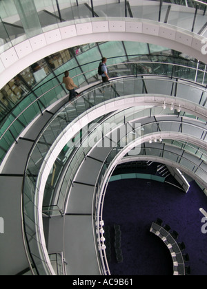 Wendeltreppe in der City Hall GLA Gebäude in London England UK Stockfoto