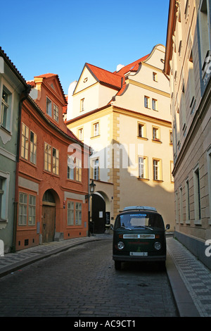 Vintage-Van auf einer Kopfsteinpflasterstraße in Malá Strana, Prag. Stockfoto