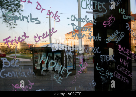 Ein abwechslungsreiches Menü, das auf einem Café-Fenster steht, spiegelt das geschäftige Treiben von Mala Strana in Prag wider. Stockfoto