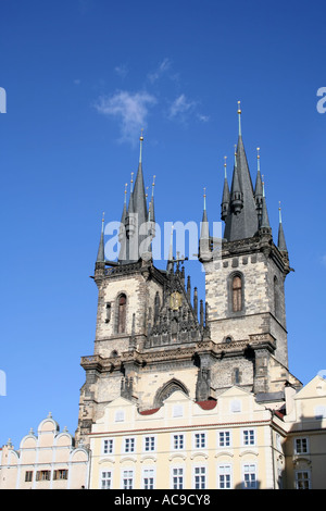 Die Tynkirche in Prag im Winter mit ihren gotischen Türmen vor einem klaren blauen Himmel. Stockfoto