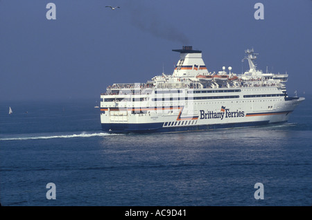 Brittany Ferries die Passagierfähre verlässt St. Malo nach Großbritannien Frankreich Frankreich . 2000 2000er Jahre HOMER SYKES Stockfoto