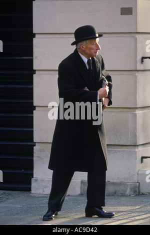 City-Herr in Bowler-Hut Belgravia London UK mit Zeitung unter dem Arm. England 1980er Jahre HOMER SYKES Stockfoto