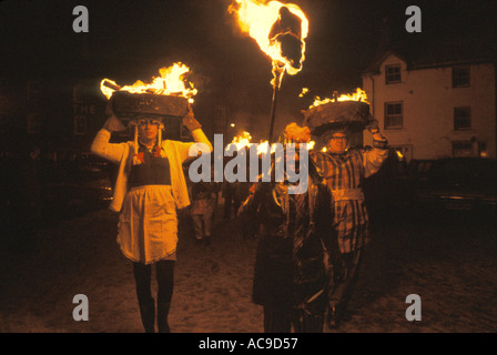 Allendale Tar Barrel Parade Silvester Northumberland England Begrüßung im neuen Jahr. Dezember 31st 1970s HOMER SYKES Stockfoto