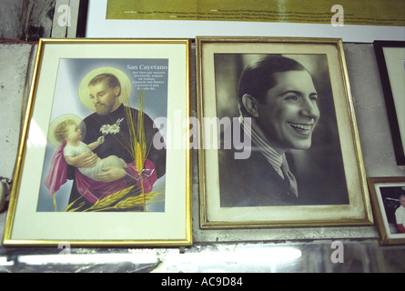 Carlos Gardel Sänger Song Schriftsteller und ein Bild des Heiligen Christopher Patron der Reisenden San Telmo Flohmarkt Buenos Aires Argentinien 2002 2000er Jahre Stockfoto