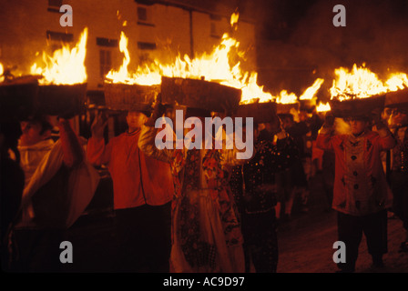 Allendale Tar Barrel Parade Silvester Northumberland England Begrüßung im neuen Jahr. Dezember 31st 1970s Großbritannien. HOMER SYKES Stockfoto