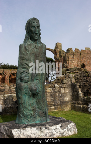 Statue von St. Cuthbert stehen auf dem Gelände des Lindisfarne Benediktiner Priory, Holy Island, Lindisfarne, Northumberland Stockfoto