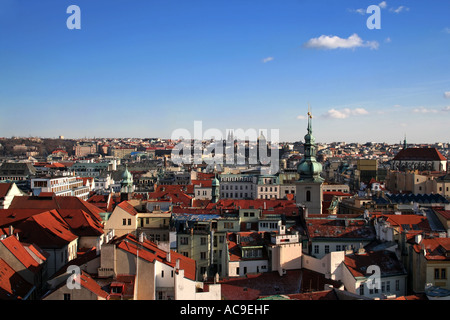 Ein fantastischer Blick aus der Luft auf die historischen Dächer Prags, unterbrochen von den berühmten Terrakottafliesen der Stadt und der einzigartigen europäischen Architektur Stockfoto