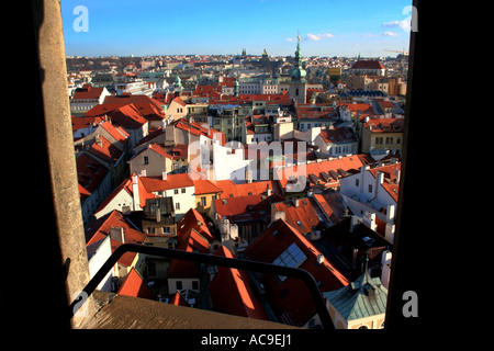 Ein fantastischer Blick aus der Luft auf die historischen Dächer Prags, unterbrochen von den berühmten Terrakottafliesen der Stadt und der einzigartigen europäischen Architektur Stockfoto