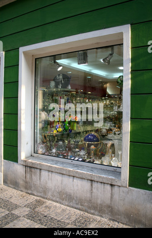 Glaswaren Schaufenster mit verschiedenen bunten Artikeln in Prag, eingerahmt von einer grünen Fassade. Stockfoto