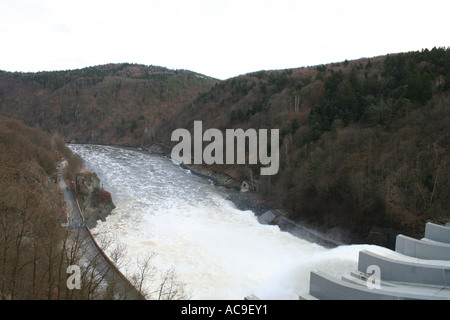 Ein mächtiger Staudamm, der Wasser in einen Fluss in der Tschechischen Republik abgibt. Eine atemberaubende Ausstellung von Ingenieurskunst inmitten einer natürlichen Waldlandschaft. Stockfoto