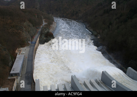 Ein mächtiger Staudamm, der Wasser in einen Fluss in der Tschechischen Republik abgibt. Eine atemberaubende Ausstellung von Ingenieurskunst inmitten einer natürlichen Waldlandschaft. Stockfoto