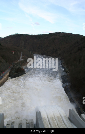 Ein mächtiger Staudamm, der Wasser in einen Fluss in der Tschechischen Republik abgibt. Eine atemberaubende Ausstellung von Ingenieurskunst inmitten einer natürlichen Waldlandschaft. Stockfoto