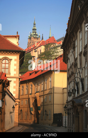 Blick auf die historische Architektur und die roten Dächer in Mala Strana mit dem Veitsdom im Hintergrund, Prag. Stockfoto