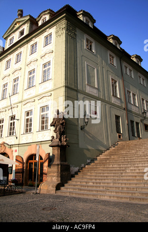 Nerudova Straße in Prag am frühen Morgen, mit einem historischen Gebäude und einer Statue mit angrenzenden Stufen. Stockfoto