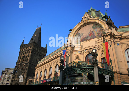 Obecni Dum in Prag, Tschechische Republik, mit seiner großen Jugendstilfassade und komplexen architektonischen Details. Stockfoto