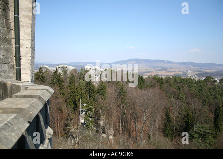 Malerischer Blick vom Schloss Hruba Skala über eine weite Waldlandschaft und ferne Berge unter einem klaren blauen Himmel. Stockfoto