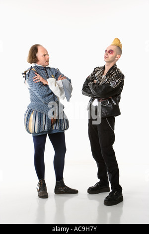 William Shakespeare in zeitgenössischer Kleidung und gothic Punk-junger Mann stehend von Angesicht zu Angesicht Arme gekreuzt Stockfoto