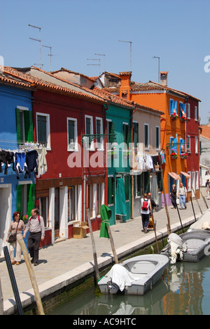 Burano eine kleine wunderschöne Insel in der Nähe von Venedig Italien berühmt für Spitzen machen und bunt bemalten Häuser Stockfoto