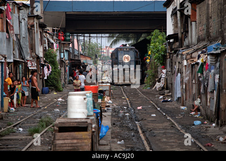 Zug durch die Slums in Manila Stockfoto