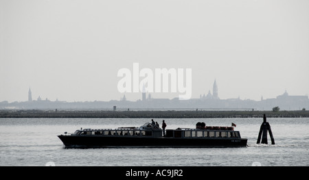 Venedig Skyline von Burano eine kleine wunderschöne Insel in der Nähe von Venedig Italien Stockfoto