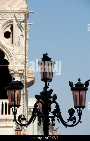 Straßenlaternen außerhalb der Doge s s Palace St. Markus Platz Venedig Italien Stockfoto