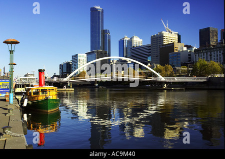 Dampfer und Fußgängerbrücke Yarra River Melbourne Victoria Australien Stockfoto