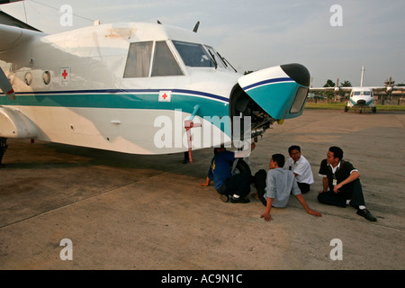 Tsunami Relief Flugzeug Reparaturen am Flughafen Medan Sumatra Indonesien Stockfoto