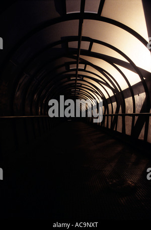 Abstrakte Formen, Sonnenlicht durch Deansgate Station Tunnel, Knott Mill, Manchester UK Stockfoto