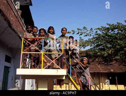 Gruppe von indischen Schulkindern posiert, Vypeen Island, Kochi, Kerala, Indien Stockfoto